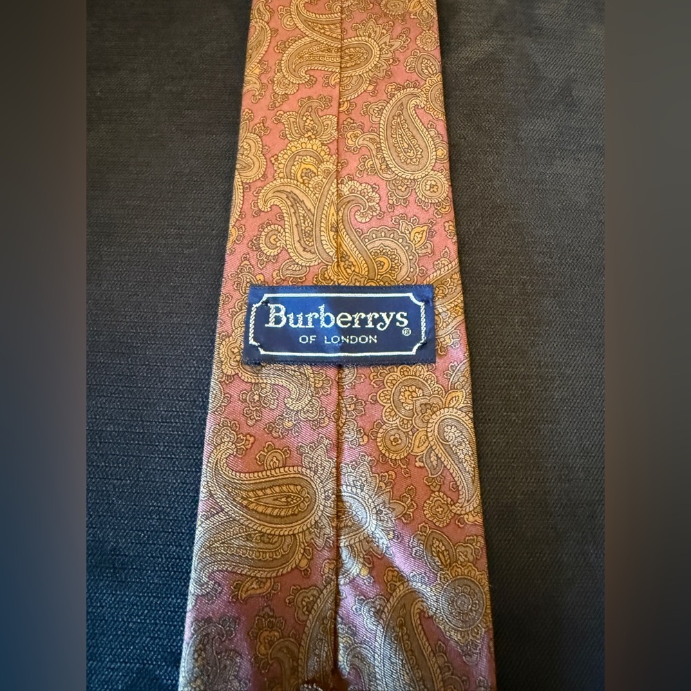 Burberry Vintage 100%Pure Silk Paisley luxury Neck Tie.